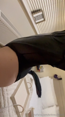 922188731_perfect-in-leather-from-head-to-toe_0.mp4