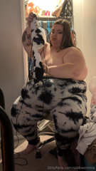 1469414678_sometimes-these-outfits-i-wear-for-you-require-a-little-bit_0.mp4