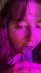 1543483240_i-ve-been-told-i-give-the-best-blowjobs_0.mp4