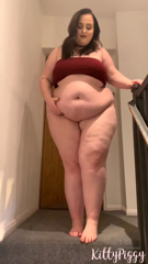 12579289_kitty-jiggles-her-way-up-and-down-some-stairs-showing-off-he_0.mp4