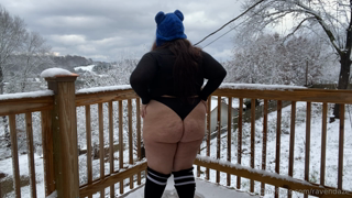 1441196418_shaking-my-bear-ass-in-the-snow_0.mp4