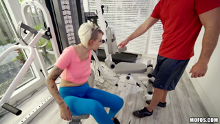 Trainer Stretches Pressley Out - Pressley Carter & Sean Lawless.mp4