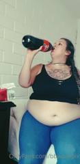 124611038_first-video-of-two-drinking-1-5lt-of-soda-and-eating-some_0.mp4