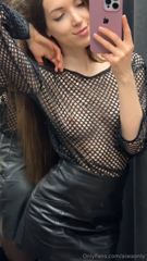 950913366_trying-on_0.mp4
