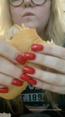 1514456101_ive-needed-this-foot-long-im-starving_1.mp4