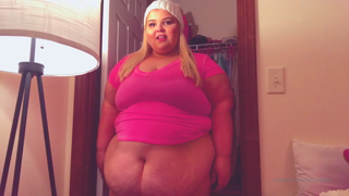 2590311_bbw-ex-cheerleader-measures-herself-in-doorway-to-see-how-wi_0.mp4