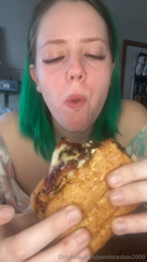 958488656_tearing-into-this-juicy-sandwich_0.mp4