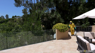Elana Bunnz - Spraying To Cool Off - 4K.mp4