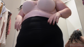 1337690282_fat-girl-fails-trying-to-fit-into-clothes-dressing-room-try_0.mp4