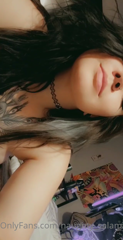 412972974_swipe-thruuuuu-and-shower-me-with-compliments_1.m4v