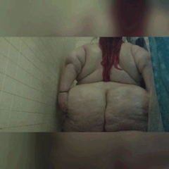 781876_look-how-huge-my-ass-is-compared-to-my-hands_0.gif