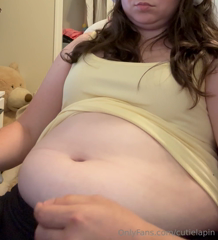 1742433256_some-belly-play-with-my-feeder-you-guys-wanted-belly-button_1.mp4