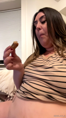 1529283026_im-literally-eating-after-drinking-all-that-shake-and-milk_0.mp4
