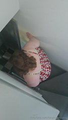 1881929010_too-fat-for-stairs_0.mp4