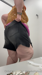 318876111_shorts-try-on_1.m4v