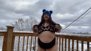 1437230728_play-in-the-snow-with-me_0.mp4