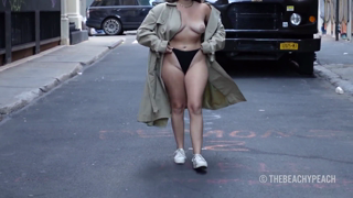 20211211-Trench_coat_flash_in_NYC_1_325873994592956416_325873959922835456.mp4