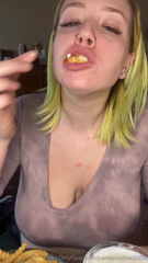 900498445_huge-tits-big-bites-big-burps-we-all-gather-here-for-t_0.mp4