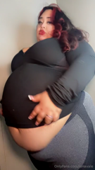 1476974570_mmmm-i-love-watching-my-belly-jiggle_0.mp4