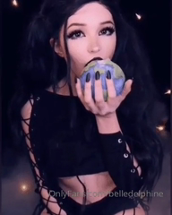 74724441_old-video-of-me-as-black-hole-chan-around-the-time-the-firs_0.mp4