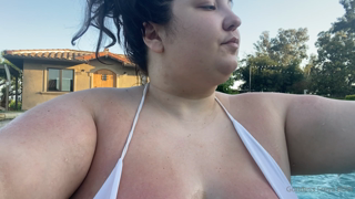 175722433_poolside-eats-a-fat-girl-must-send-me-a-treat_0.mp4