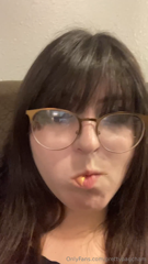 1896741638_if-i-keep-eating-like-this-will-yall-think-im-still-cute_9.mp4