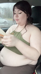 1578946335_big-lard-filled-balloon-double-fists-burgers-in-her-car-and_0.mp4