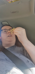 425142429_this-greedy-piggy-couldn-t-even-wait-to-get-home-before-gett_0.mp4