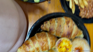 1126825493_was-busy-eating-and-forgot-to-post-this-very-unprofessional_0.mp4
