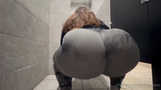 1955503905_stretching-in-tight-leggings_0.mp4