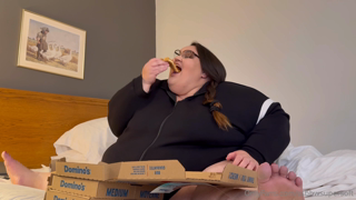 1740717871_pizza-and-cookies-this-new-stuffed-crust-definitely-stol_0.mp4