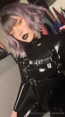 1512450676_seducing-you-with-my-tongue-my-latex-body-and-my-seductive_0.mp4