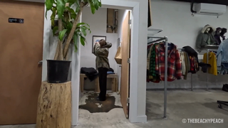 20240603-Popped_in_this_vintage_store_and_decided_to_try_on_1_654007052569419776_653717173428039680.mp4