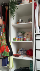 1528179076_old-dresses-try-on_2.mp4