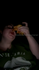 1493354297_hello-darlings-i-hope-you-like-my-late-night-snack-i-try_0.mp4