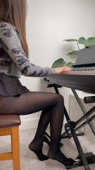 1013497957_fun-fact-i-play-the-piano-can-you-guess-the-tune_0.mp4