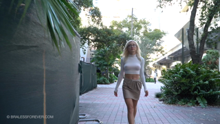 Public Braless [9cd69dea].mp4