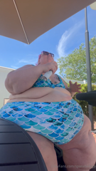 1738601386_dont-forget-your-sunscreen-cant-let-this-ginormous-belly_0.mp4