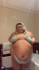 1589166342_does-my-belly-look-big-in-this_0.mp4