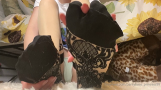 328866435_pov-i-shove-my-sweaty-nylon-feet-in-your-face-make-you-ta_0.m4v