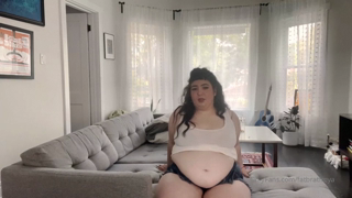 675762628_body-positive-blogger-gets-fat-over-time-your-favorite-bo_1.mp4