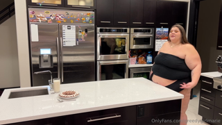823881261_cream-pie-stuffing-for-thanksgiving_0.mp4