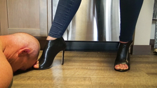 toe-kissing-sissy-p1080.mp4