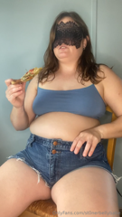 1093800019_recounting-the-days-embarrassing-events-while-eating-some-p_0.mp4