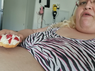 354379036_inhaling-those-cakes-is-my-favorite-thing-to-do_3.mp4
