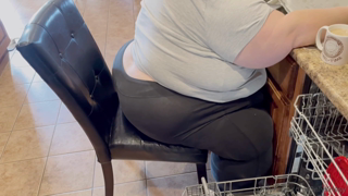 844644294_dishes-are-so-much-easier-when-youre-sitting-down_0.mp4