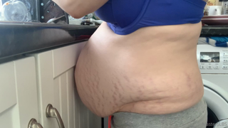358880952_4-months-pregnant-washing-the-dishes-for-your-pleasure-i_0.m4v