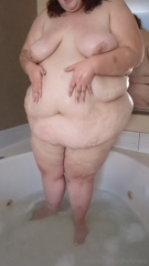 1314114444_come-watch-me-take-a-bath-in-a-huge-two-person-tub-that-i-p_3.mp4