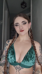 Hi all! I miss yous and promise I'm actually shooting content tomorrow and picking up the pace. Sorry this year ha.mp4