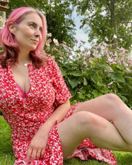 becky-showing-off-her-lovely-legs-v0-le402qmrkukf1.webp